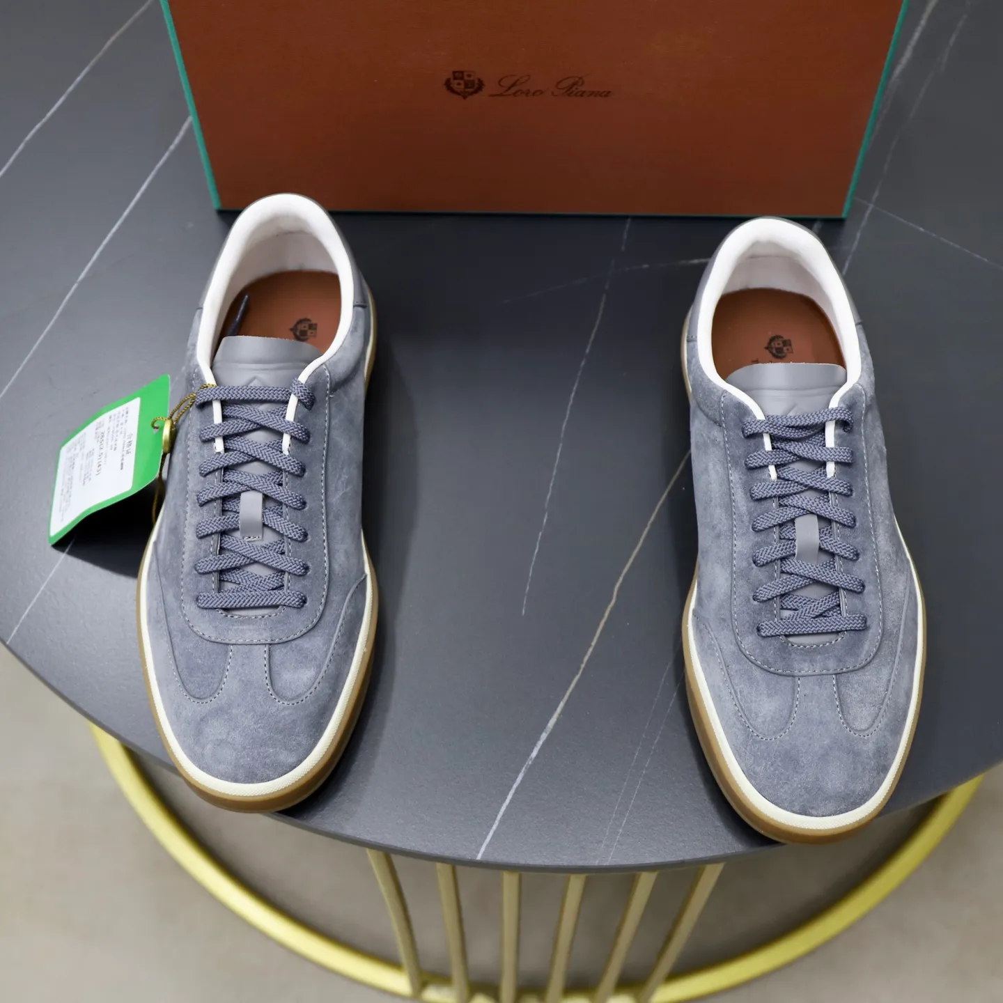 Ex-factory price: 560💰Loro Riana men’s moral training sneakers! Made from high-quality materials and designed in a low-cut silhouette, it offers an elegant and stylish look that's suitable for year-round wear. The unique double-layer sole aesthetic design, caramel cup-shaped outsole is decorated with off-white rubber trim, creating an attractive color combination. Pair with tailored pieces or jeans for a sophisticated yet casual look. The heel is decorated with soft cow leather tongue with Kummel color inserts and cotton laces with embossed LP logo. Upper: cow split suede. Lining: original thickened soft sheepskin. Size: 38-39-40-41-42-43-44 (customized in 45.46)